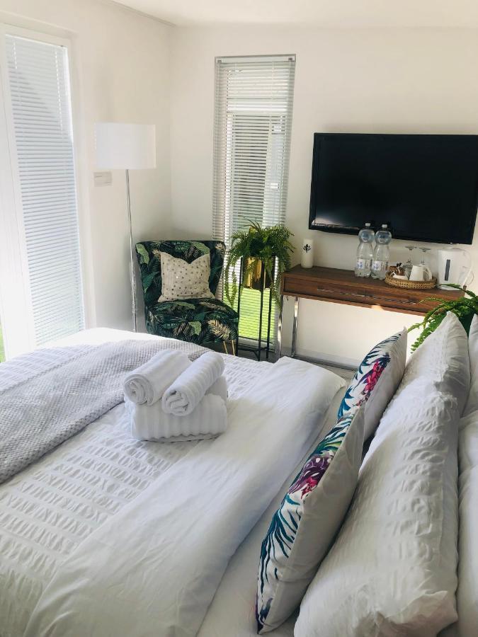 Meezee Pearl Double Bed Lodge With Free Parking Salford  Kültér fotó