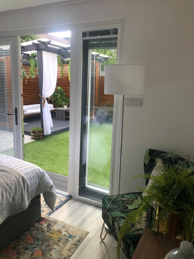 Meezee Pearl Double Bed Lodge With Free Parking Salford  Kültér fotó