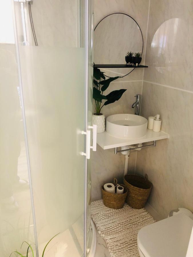 Meezee Pearl Double Bed Lodge With Free Parking Salford  Kültér fotó