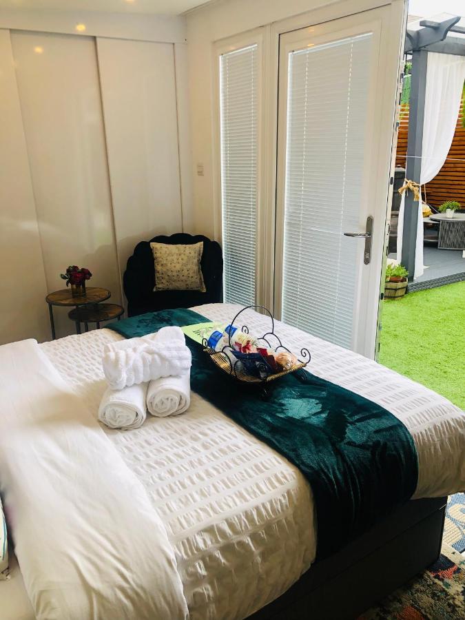 Meezee Pearl Double Bed Lodge With Free Parking Salford  Kültér fotó