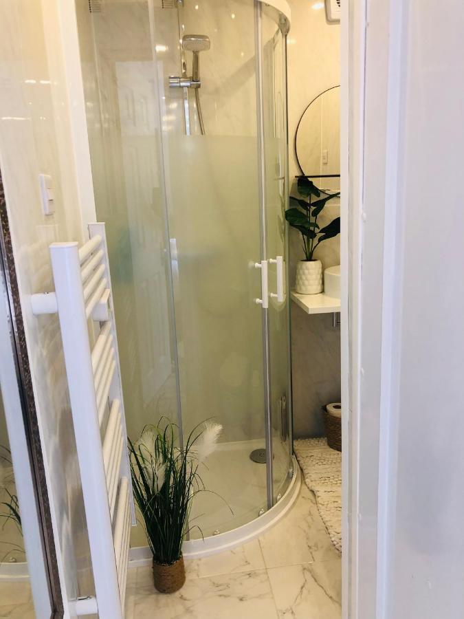 Meezee Pearl Double Bed Lodge With Free Parking Salford  Kültér fotó