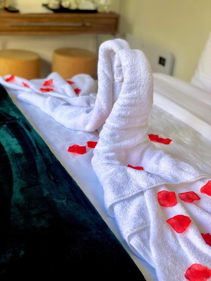 Meezee Pearl Double Bed Lodge With Free Parking Salford  Kültér fotó