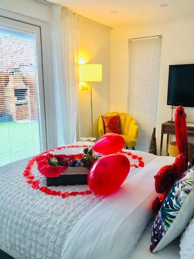 Meezee Pearl Double Bed Lodge With Free Parking Salford  Kültér fotó